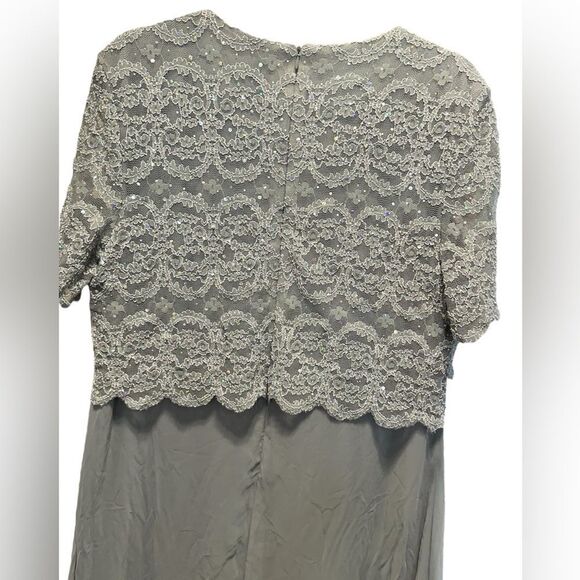 NWT R & M Collection Plus Size Elegant Lace Overlay Silver Gray MIDI Dress - 18 - Picture 3 of 6